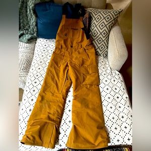 Youth L Volcom Snowboard Bibs.